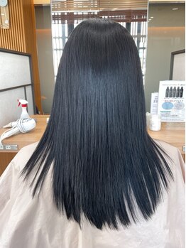 綺麗な髪を保ったまま思い通りのヘアスタイルになれる弱酸性の縮毛矯正で、湿気に負けないさらさらヘアに！