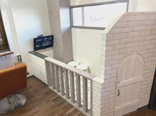 ソルシエ ヘアー(Solcie hair)の雰囲気（セット面横にキッズスペース完備♪お子様とのご来店も可能です。）