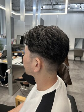 メンズサロン キング 梅田店(Men’s salon K!ng) フェザーパーマ/波巻きパーマ/ツイストスパイラル/メンズカット