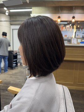 50代人気の跳ねない大人の前下りボブ