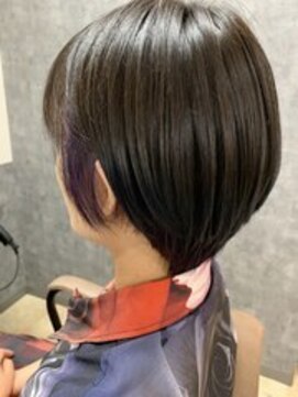 ショートスタイル×ムラサキイヤリング