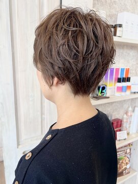 キャアリー(Caary) 福山市Caaryゆるふわパーマ夏立体ショートスタイル30代40代50代