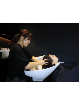 厳選された極上成分で叶える、思わず触れたくなる艶髪の魔法