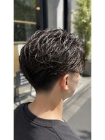 ゼロスバーバー(0's BARBER SHOP)&nbsp;束感毛流れフェザーパーマ韓国風人気流行メンズ