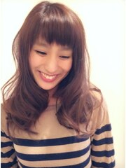 大人かわいいアッシュブラウンカラー×ウェーブスタイル30代