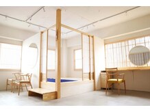 ヘアメイク オレンジ(HAIR & MAKE orange)の雰囲気（白の部屋、ドライフラワーの部屋、和室、スタジオ、1～３Fです）