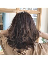 アミトヘアアンドサロン(amito hair&salon)&nbsp;朝のセットが時短に。女性らしさ×好印象なセミディ
