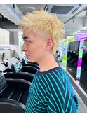 サイド刈り上げモヒカンハイトーン男子
