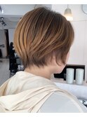 首のラインが綺麗に見えるくびれショート