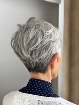 アーチ(ARCH)&nbsp;グレイヘアもおしゃれにショート♪
