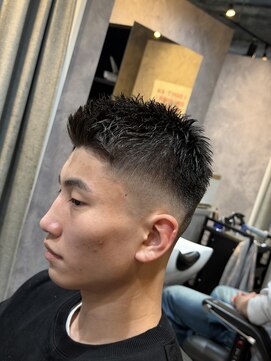 メグロバーバーショップロッポンギ 目黒六(MEGURO BARBER SHOP 6PPONGI) フェザーアップ/ スキンフェード