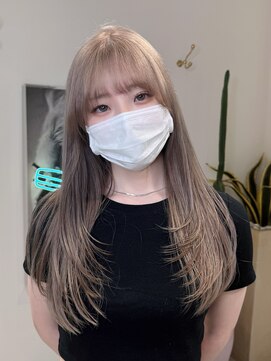 アマンドール(Aman D'or) 柔らかく揺れるレイヤーミルキーグレージュ