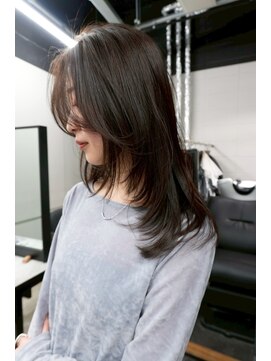 ピア ヤクイン(Pia Yakuin) トレンドレイヤーカット　透明感カラー　前髪なし