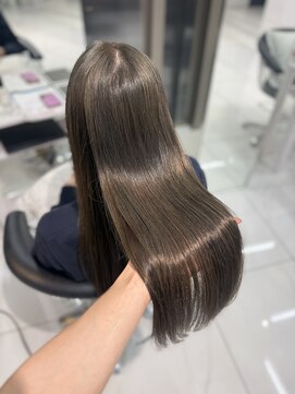 フォルテ ティアラ 横浜店(FORTE TIARA) 透明感たっぷりオリーブグレージュ艶髪