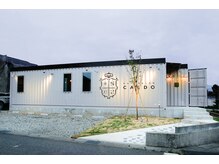 高台にある四角いコンテナを使った店舗です♪