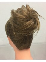 アヴソリューク(Absoluk) 夜会巻きヘアアレンジ