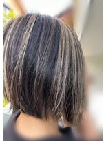 リル(LiL)&nbsp;ハイライト／ミディアムボブ／グレージュ