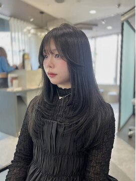 リリー(Lilley) 小顔みせレイヤーカット×暗髪カラー×ブルーブラック