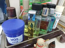 理容原の雰囲気（整髪剤も多数取り揃えています）