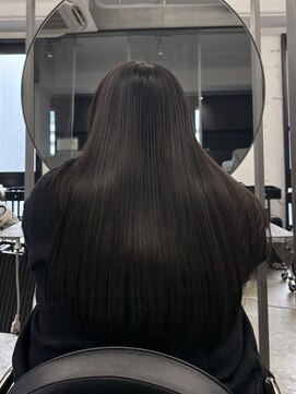 トゥエル バイ ディプティモイラ(tuelu by dipty MOILA) 黒光りするブラックカラー