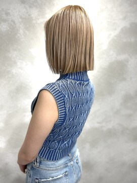 アルマバイロサ(ALMA by ROSA) 切りっぱなしボブ×ハイベージュカラー 担当SE-YA