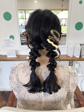 ヘアーアンドメイクアップモパ ツインアレンジ