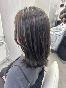 ロエ 元町店(Loe) 「細めハイライト×透明感グレージュのレイヤーミディ」