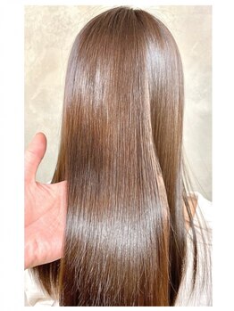 大人の髪を美しく整える【酸性縮毛矯正】！ダメージレスで艶のあるナチュラルストレートに♪［髪質改善］