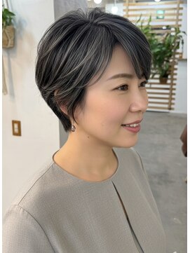 大人ショートボブ/レイヤーショート/白髪ぼかし/30代40代50代