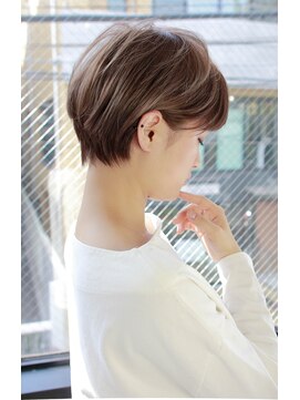 トルネード(TORNADO) 外国人風 可愛いショートボブ ハイライト グレージュ 白髪ぼかし