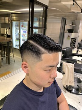 フランクスバーバーザスタンド(Frank’s barber the stand) メンズフェードカット眉毛ビジネスショートF