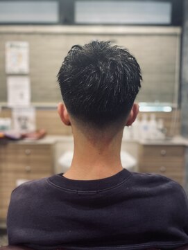 ゼロスバーバー(0's BARBER SHOP) メンズカット黒髪フェードスキンフェード短髪ソフモヒ