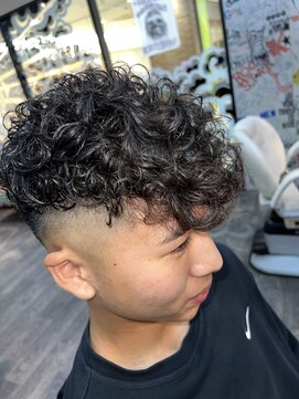 サンアンドマーリィズバーバー 駅前店(SON&MARLEY'S BAR BER) ぐるぐるスペインカール　スキンフェード　本厚木barber