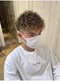 ツイストスパイラルパーマツーブロック波巻きメンズマッシュ