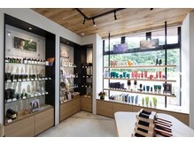 スミスアヴェダ(SMITH AVEDA)の雰囲気（ヘアケアからスキンケアまで多くの製品を取り揃えてます◎）