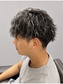 ホワイトメッシュメンズパーマ刈り上げマッシュスタイル