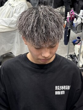 イーラ(era) ツイストスパイラルパーマメッシュマッシュ眉毛ツーブロック