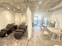 タイムイズマミー(Time is mummy)の雰囲気（セット面→シャンプー台→ドライスペースの動線【高崎】【棟高】）