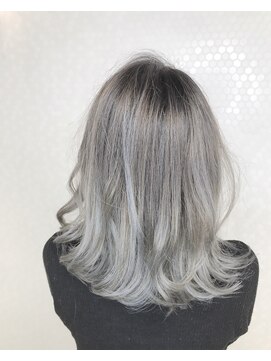 ヘアーアンドメイク ドレス(DRESS) ホワイティ バレイヤージュ