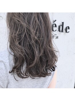 クレーデ ヘアーズ 五日市店(Crede hair's)の写真/【八幡東小学校向い】白髪でおしゃれを楽しむ『白髪ぼかし』が人気！いつものスタイルに変化をプラス♪