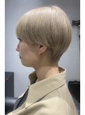 ホワイトブロンド 丸みショート カジュアルショート