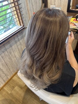 アクシア(Axia)の写真/白髪があっても明るい髪色や透明感カラーならお任せください♪ダメージを最小限に抑えて艶感のある髪色に！