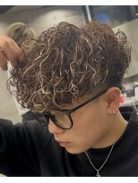 イーラ(era)&nbsp;スペインカール　ツイストスパイラル眉カットメンズパーマ