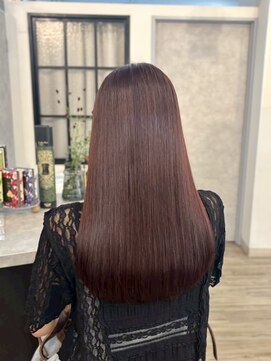 ヴィサージュバスク(VISAGE ba.s.k) 艶感際立つレッドブラウンロング