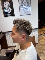 ゴデーレ(GODERE)&nbsp;メンズヘアスキンフェードカット短髪ブロンドメッシュ20代30代