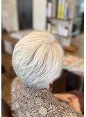 グレーヘアーを生かしたホワイトスタイルに！