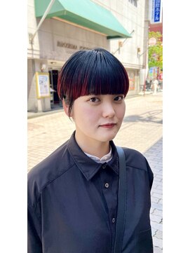 エマ(emma) 〈マッシュショート×ぱっつん×アンブレラカラー×レッド〉