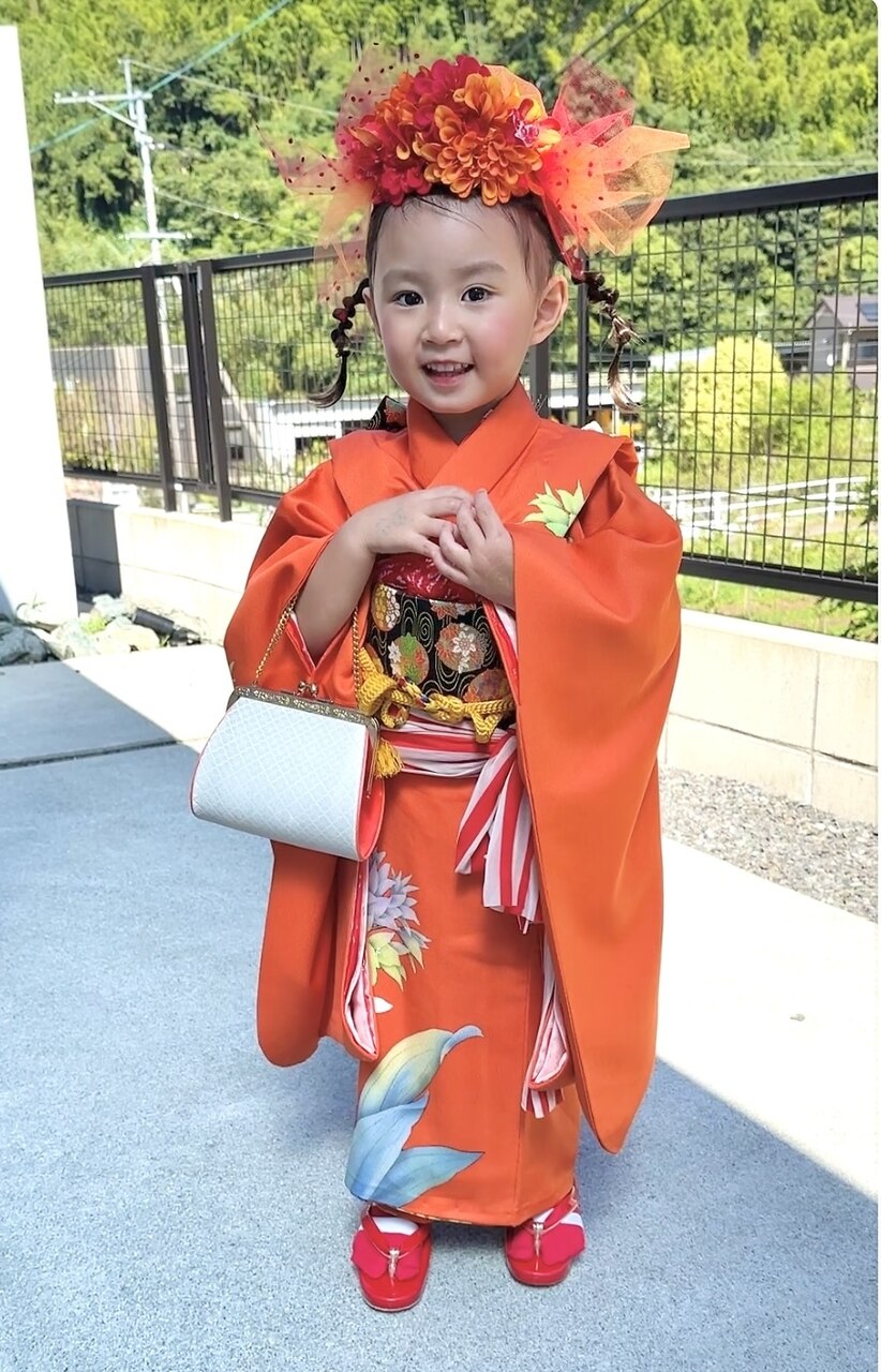 美品セット　七五三　3歳女の子　長着＆長襦袢＆小物　オレンジ　地紋流水絞り柄 Amazon.co.jp: セット 七五三 3歳女の子 長着＆長襦袢＆小物