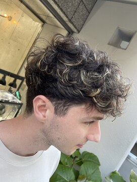 グラック(GLUCK) ナチュラル気味くるんくるんパーマ