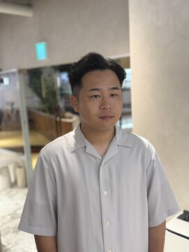 ウノプリールヴァモス(unopulir Vamos) 七三分けセンターパート短め